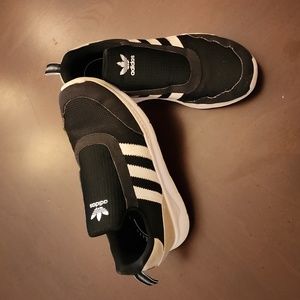 Boys Adidas tennis shoes size 1.5